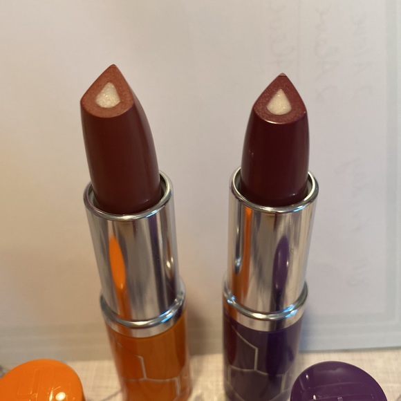 Two New Clinique Full-sized Lipsticks - Picture 2 of 4